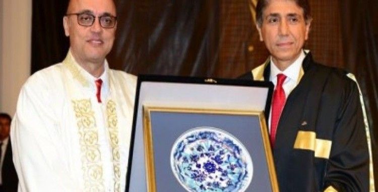 İÜ Fatih Belediye Başkanı Mustafa Demir’e Fahri Doktora verdi