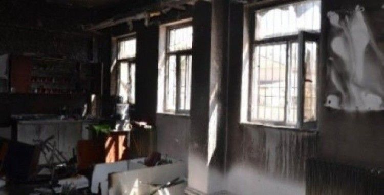Cizre'de iki okul daha ateşe verildi