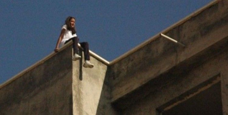 Liseli kız öğrenci, 8 katlı binanın terasından atlamak istedi