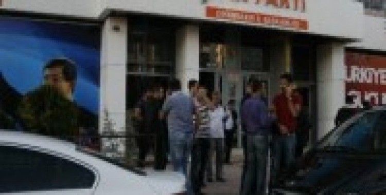 AK Parti Diyarbakır İl Başkanlığına taşlı saldırı