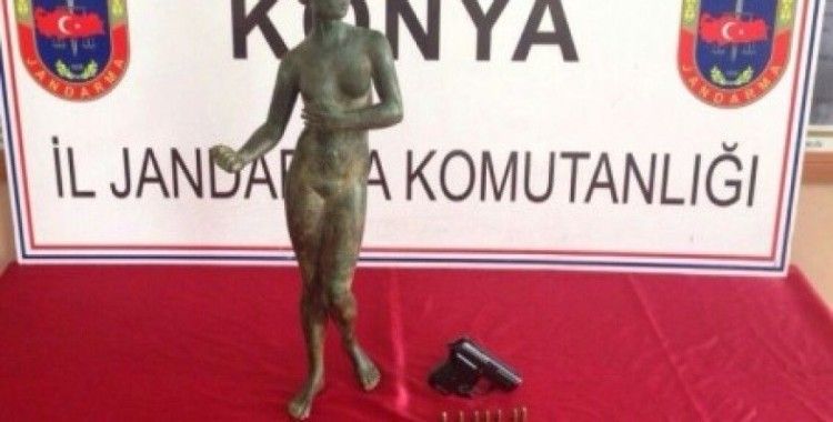 Bagajdan bronz kadın heykeli çıktı