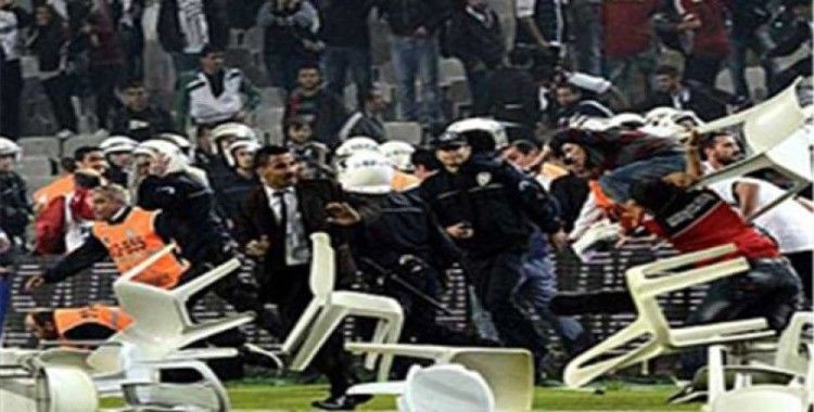 İzmir derbisinde yenilen Altay taraftarı, polise saldırdı