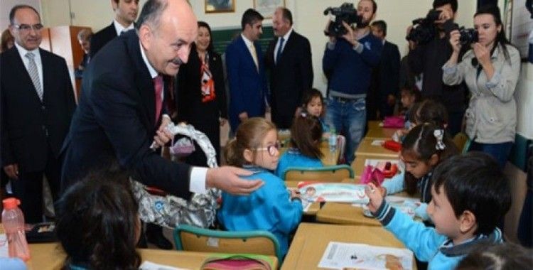 Sağlık Bakanı Dr. Müezzinoğlu, öğrencilere diş sağlığı seti dağıttı