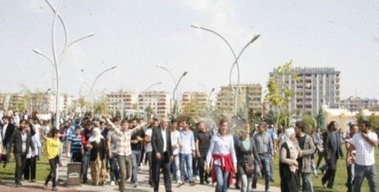 Diyarbakır'da izinsiz yürüyüşe polis müdahalesi