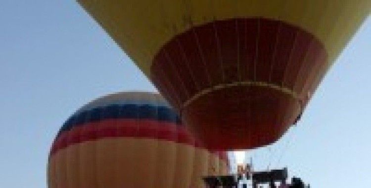 Kapadokya'da balonlar meme kanserine dikkat çekmek için havalandı