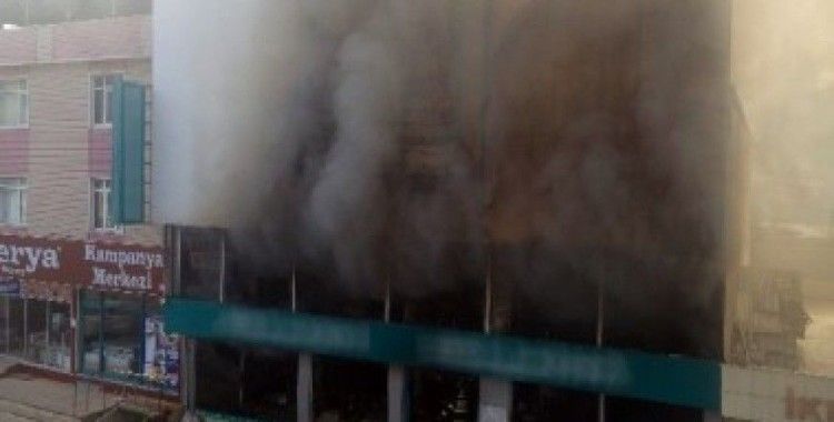 Kocaeli'de dört katlı mobilya mağazası yandı