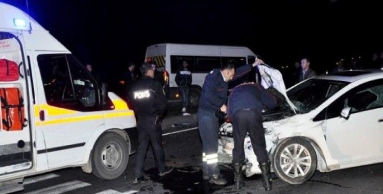 Aksaray'da minibüs ile otomobil çarpıştı, 6 yaralı