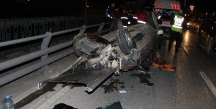 Otomobil köprü üstünde takla attı, 2 yaralı