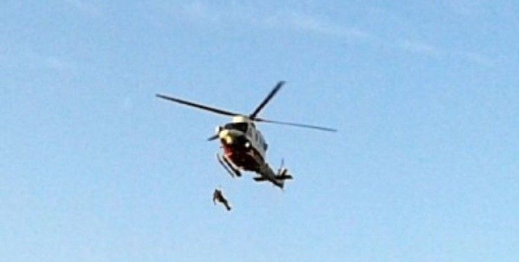 Mahsur kalan işçiler helikopterle kurtarıldı