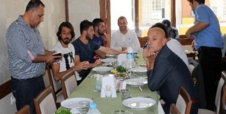 Mersin İdmanyurdu'lu futbolculara moral yemeği