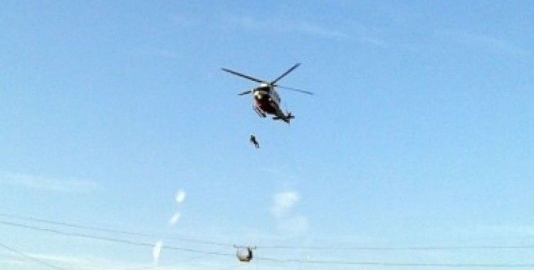 Teleferikte mahsur kalan işçiler helikopterle kurtarıldı