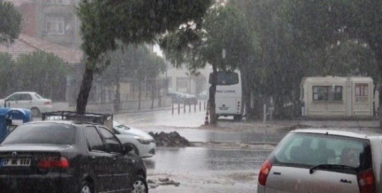 Lapseki'de şiddetli yağış hayatı olumsuz etkiledi