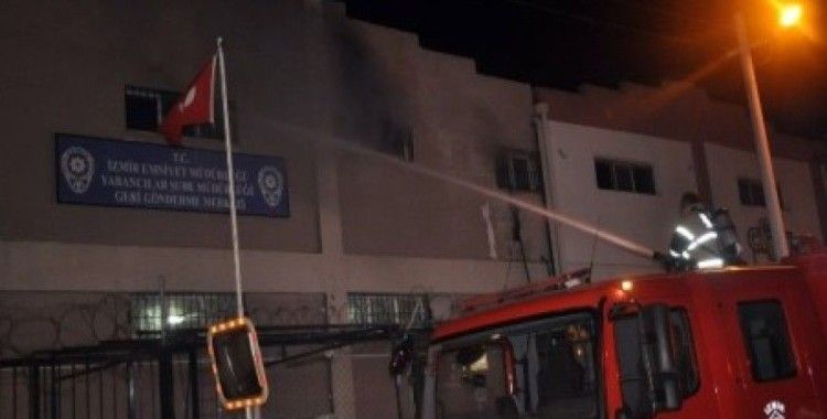 Kaçak göçmenler, emniyet binasını yine ateşe verdi