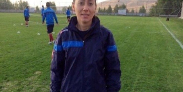 Futbolla sokakta tanışan Duygu şimdi Elazığspor'un antrenörü