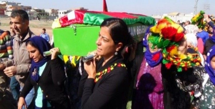 YPG'li kadının cenazesini kadınlar taşıdı