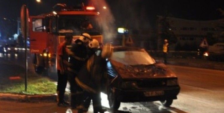 Seyir halindeki LPG'li otomobil yandı, 5 kişi son anda kurtuldu