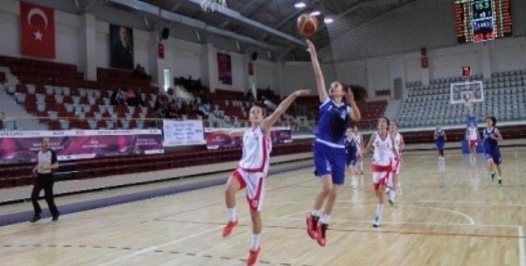  Yalova VİP Gençlikspor, Sakarya Üniversitesi’ni 93-60 mağlup etti.