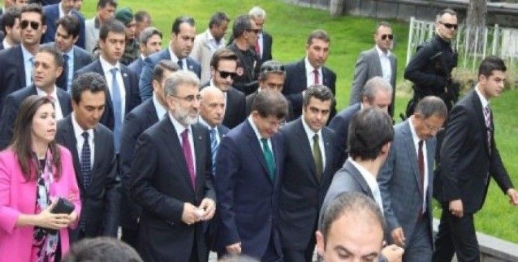 Başbakan Davutoğlu Seyyid Burhaneddin Türbesi'ni ziyaret etti