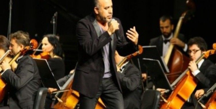 Haluk Levent Çukurova Devlet Senfoni Orkestrasıyla sahne aldı