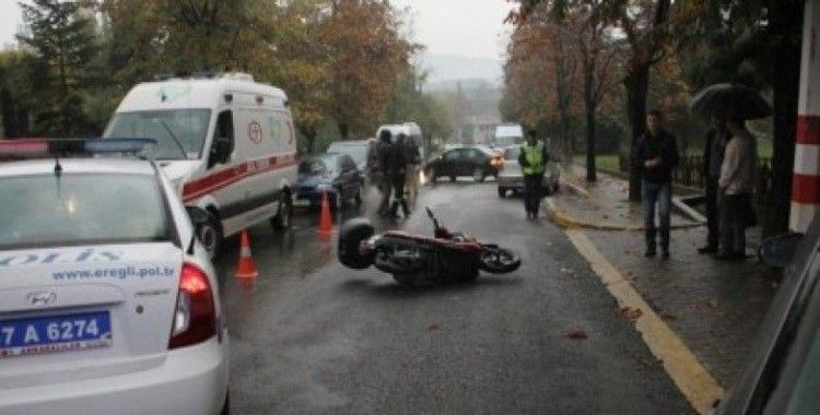 Kaza yapan motosiklet sürücüsünü kaskı kurtardı