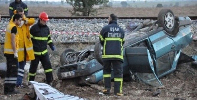 Otomobilleriyle trenin altında kalan çift hayatını kaybetti