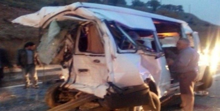 Kamyon yolcu minibüsüne çarptı, 3 ölü, 5 yaralı
