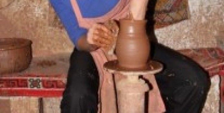 Çek öğrenciler Kapadokya'da çanak çömlek yapımını öğreniyor