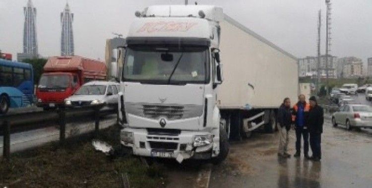 Maltepe'de trafiği felç eden TIR kazası