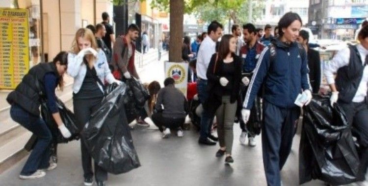 Öğrenciler farkındalık oluşturmak için çöp topladı