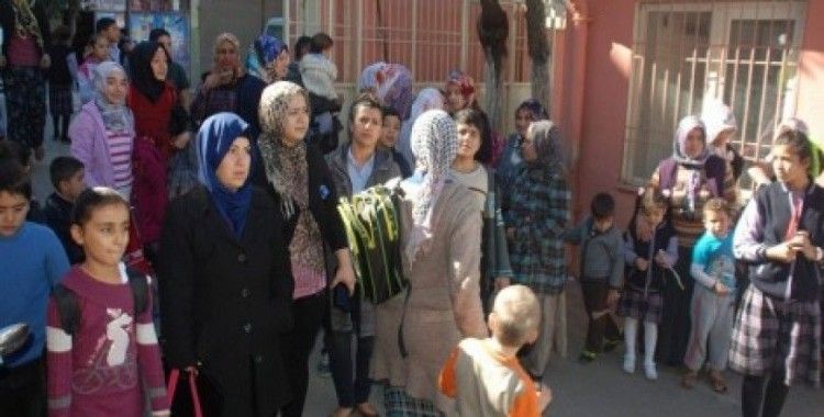Gaziantep'te veliler okul yıkımını protesto etti