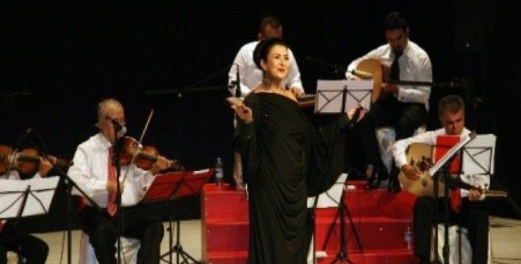 Türk Sanat Müziği nin ünlü sesi Melihat Gülses Kilis te konser verdi