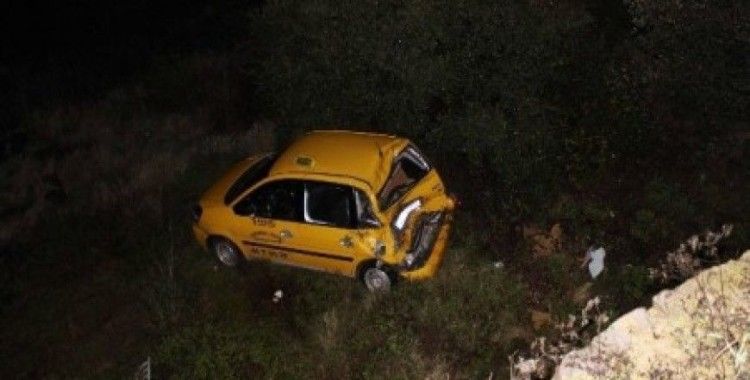 Ticari taksi 15 metrelik duvardan uçtu, 1 yaralı