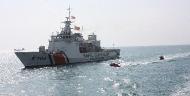 300 kaçak göçmenle sürüklenen gemiye sahil güvenlik müdahale etti