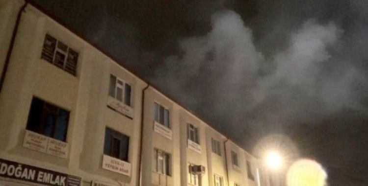 Düzce de iş merkezinin çatı katında çıkan dumanlar korkuttu