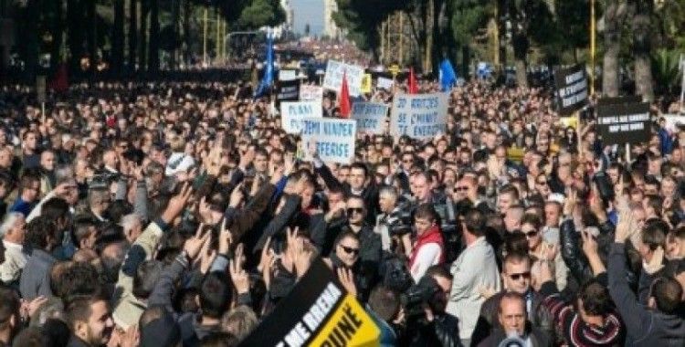 Arnavutluk ta hükümet protestosu