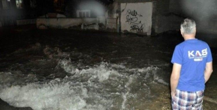 Eskişehir'de su borusu patladı yollar göle döndü