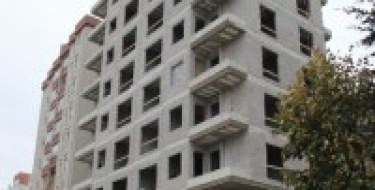 9 katlı inşaatın çatısına çıkan şahıs intihara kalkıştı