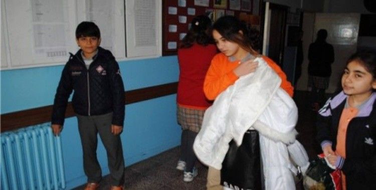 Kalorifer yanmayan okulda paltoyla eğitim