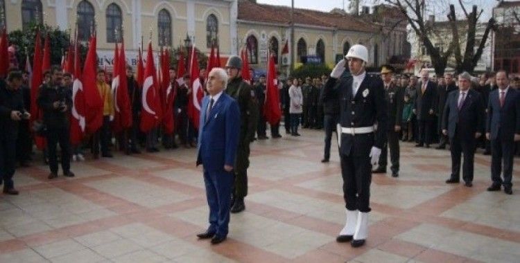 Edirne Valisi tören sırasında çelengi polis ve jandarma ile beraber sundu