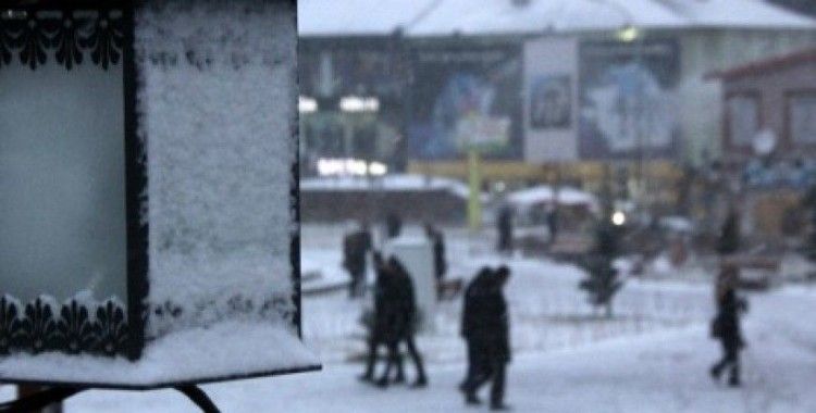 Erzurum’da yoğun kar yağışı hayatı felç etti