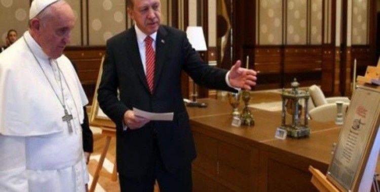 Erdoğan, Papa'ya Fatih'in fermanını hediye etti