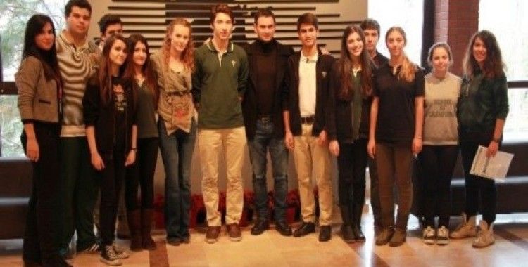 Beni Affet dizisi oyuncuları liseye konuk oldu
