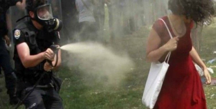 Kırmızı elbiseli kadından danslı Caferağa protestosu