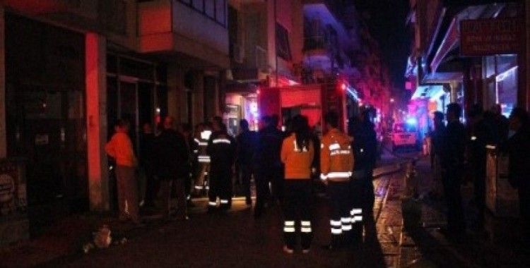İzmir'de 4 katlı binanın, alt katında çıkan yangında 1 kişi öldü
