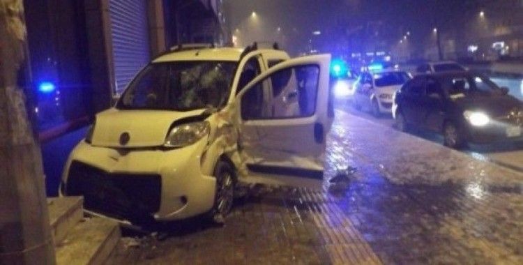 Bursa'da hızını alamayan otomobil park halindeki araca çarptı