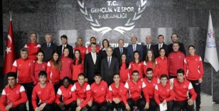 Bakan Çağatay Kılıç, şampiyon atletleri kabul etti