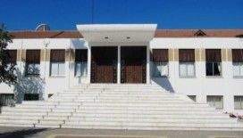 KKTC meclisine tazyikli süt sıkıldı, yumurta atıldı