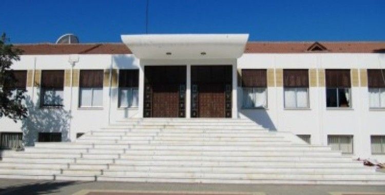 KKTC meclisine tazyikli süt sıkıldı, yumurta atıldı