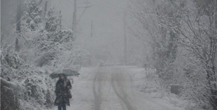 Elazığ'da kar ve tipi 42 köy yolunu kapattı