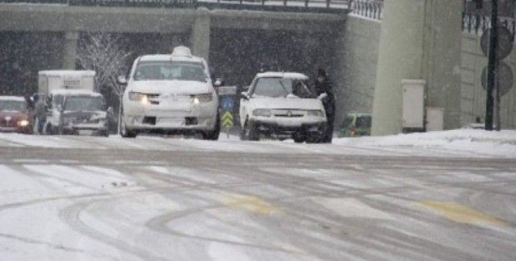 Bursa'da caddeler buz pistine döndü, sürücüler zor anlar yaşadı